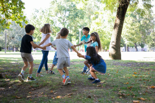 Bambini che giocano insieme