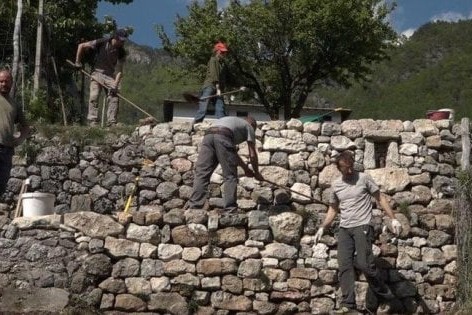 Costruzione e ricostruzione dei muretti a secco in pietra (pratica)